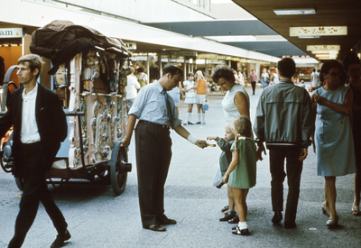 800632 Afbeelding van een orgelman met een draaiorgel in het winkelcentrum Overvecht (Roelantdreef) te Utrecht.